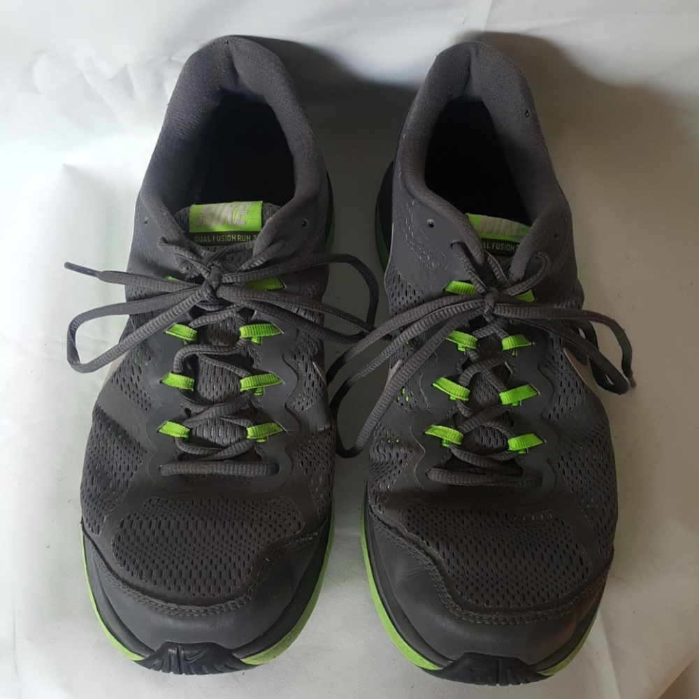 Nike athletic shoes - Picture 5 of 8